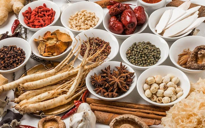 Nhờ có nhiều vị có đặc tính thanh mát giúp làm bổ máu và lưu thông máu hiệu quả như dành dành, cỏ tranh, trà hoa tam thất