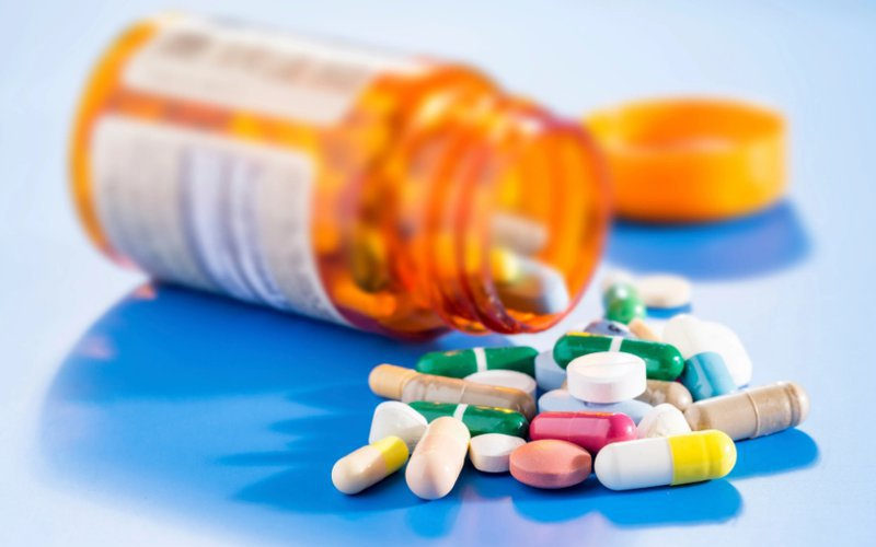 Thuốc kháng sinh là vị thuốc dễ tìm mua và được các bác sĩ khuyên dùng trong thời gian đầu điều trị bệnh