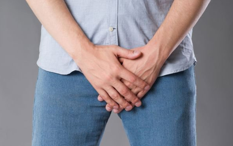 Thường xuyên đứng hoặc ngồi một chỗ, lười vận động khiến cho áp lực dồn xuống và làm giãn