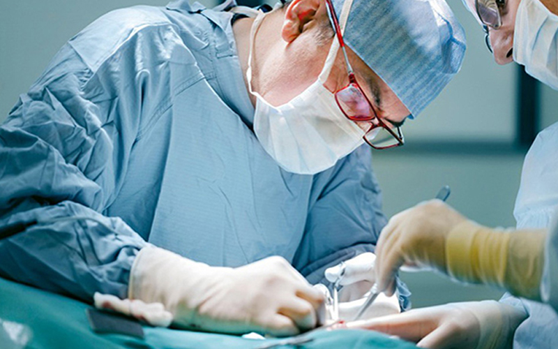 Phẫu thuật truyền thống qua đường bẹn, bìu