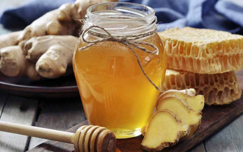 Sử dụng các bài thuốc trong dân gian để chữa bệnh, tận dụng những vị thuốc từ thiên nhiên có tính chất kháng viêm tốt như gừng tươi, mật ong