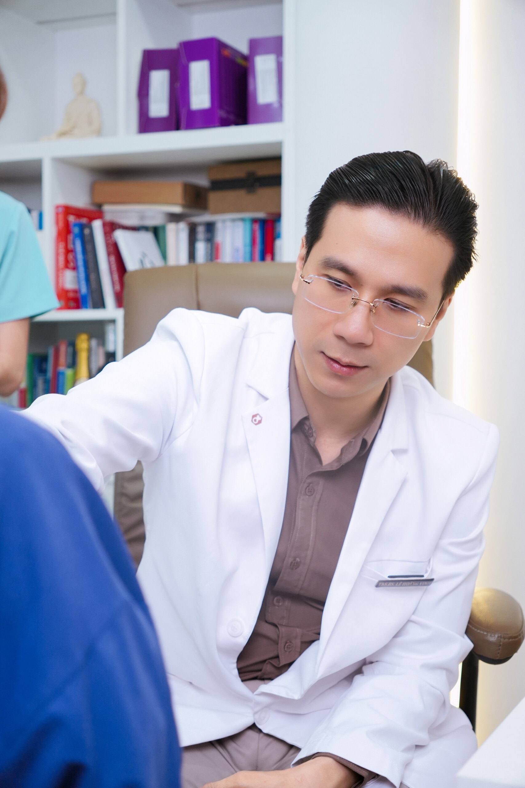 Bác sĩ Lê Hoàng Vinh – Từ Bỏ Công Việc Tại Bệnh Viện Chợ Rẫy Đến Chuyên Khoa Thẩm Mỹ