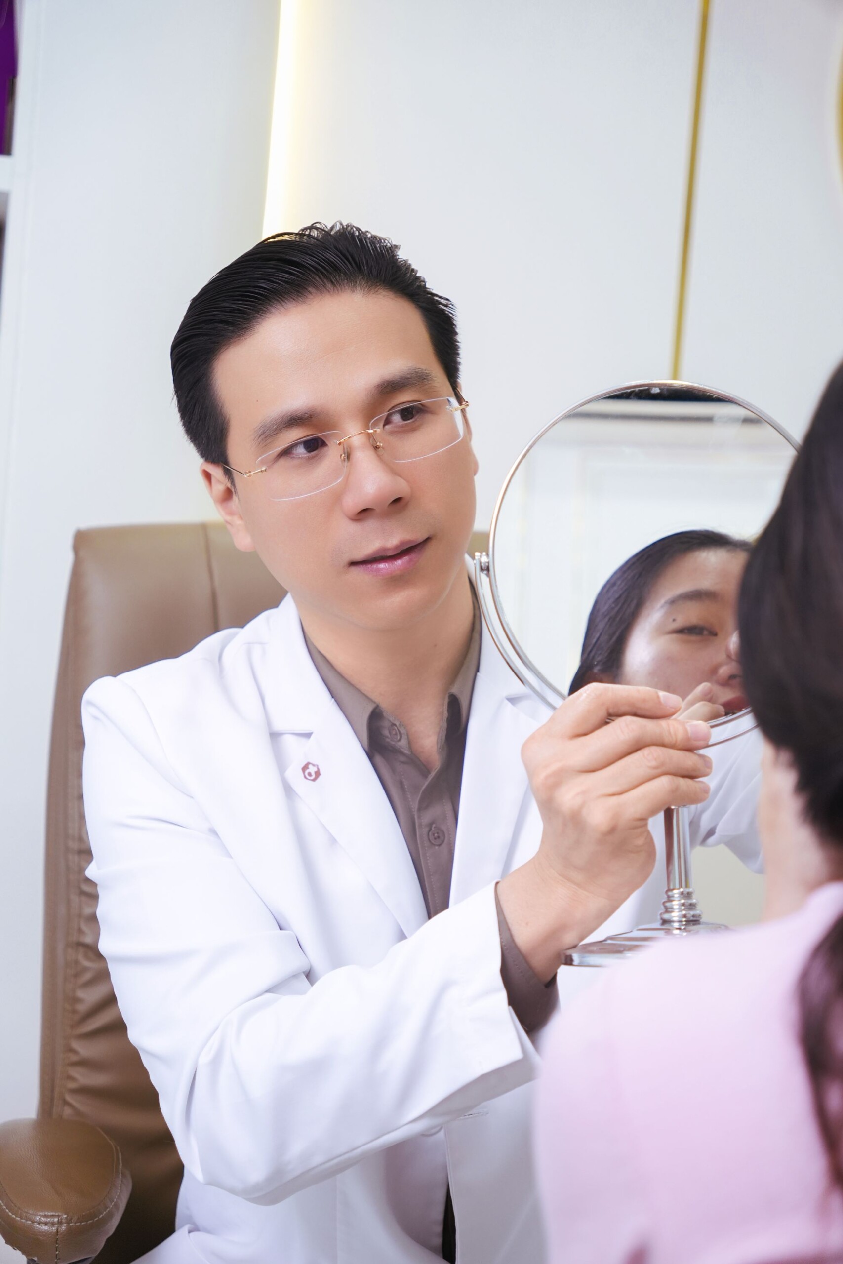 Bác sĩ Lê Hoàng Vinh – Từ Bỏ Công Việc Tại Bệnh Viện Chợ Rẫy Đến Chuyên Khoa Thẩm Mỹ