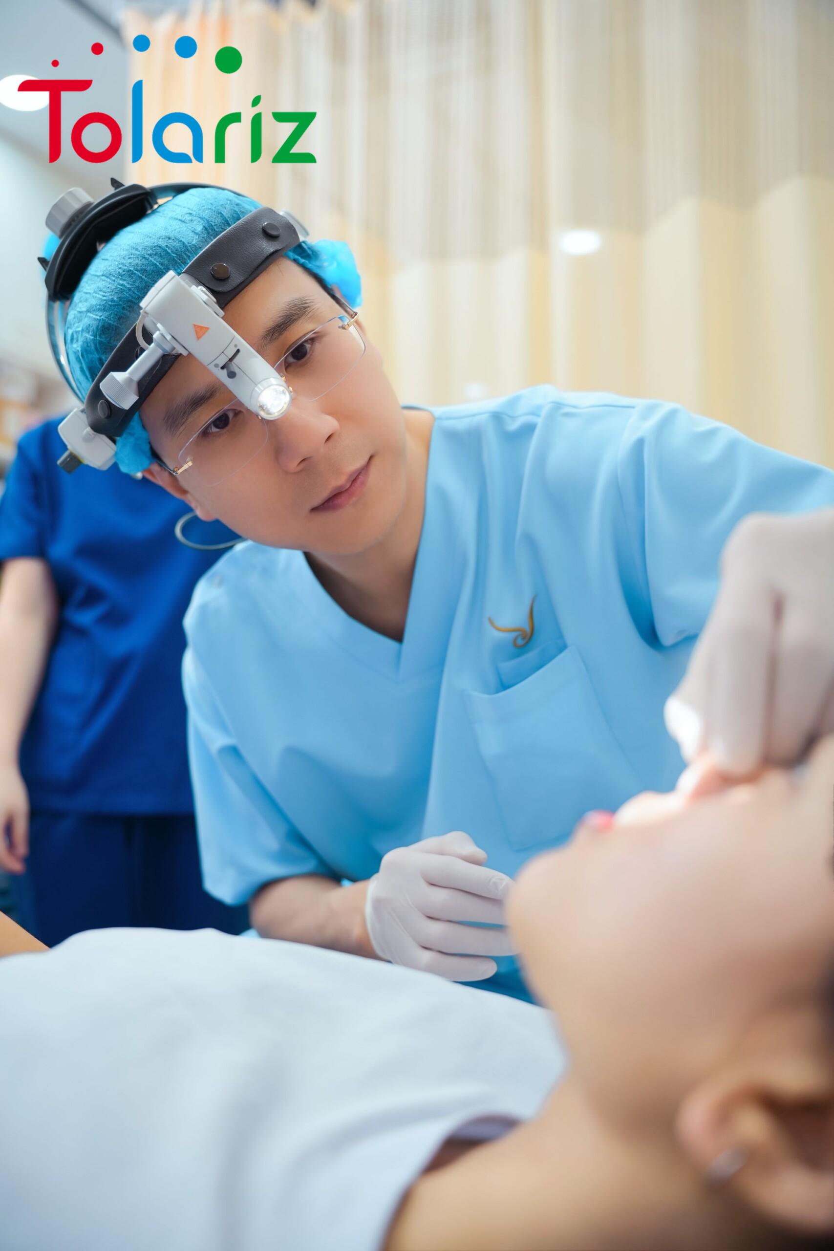 Bác sĩ Lê Hoàng Vinh đang chăm sóc vết thương khách hàng
