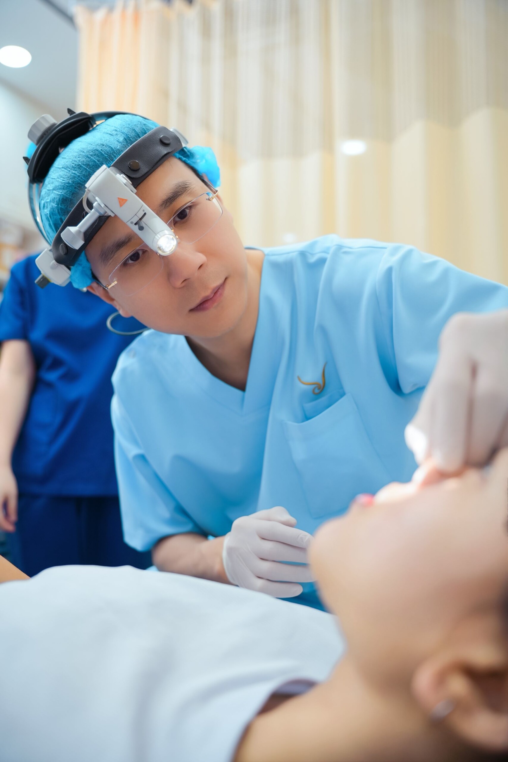 Bác sĩ Lê Hoàng Vinh đang chăm sóc vết thương khách hàng